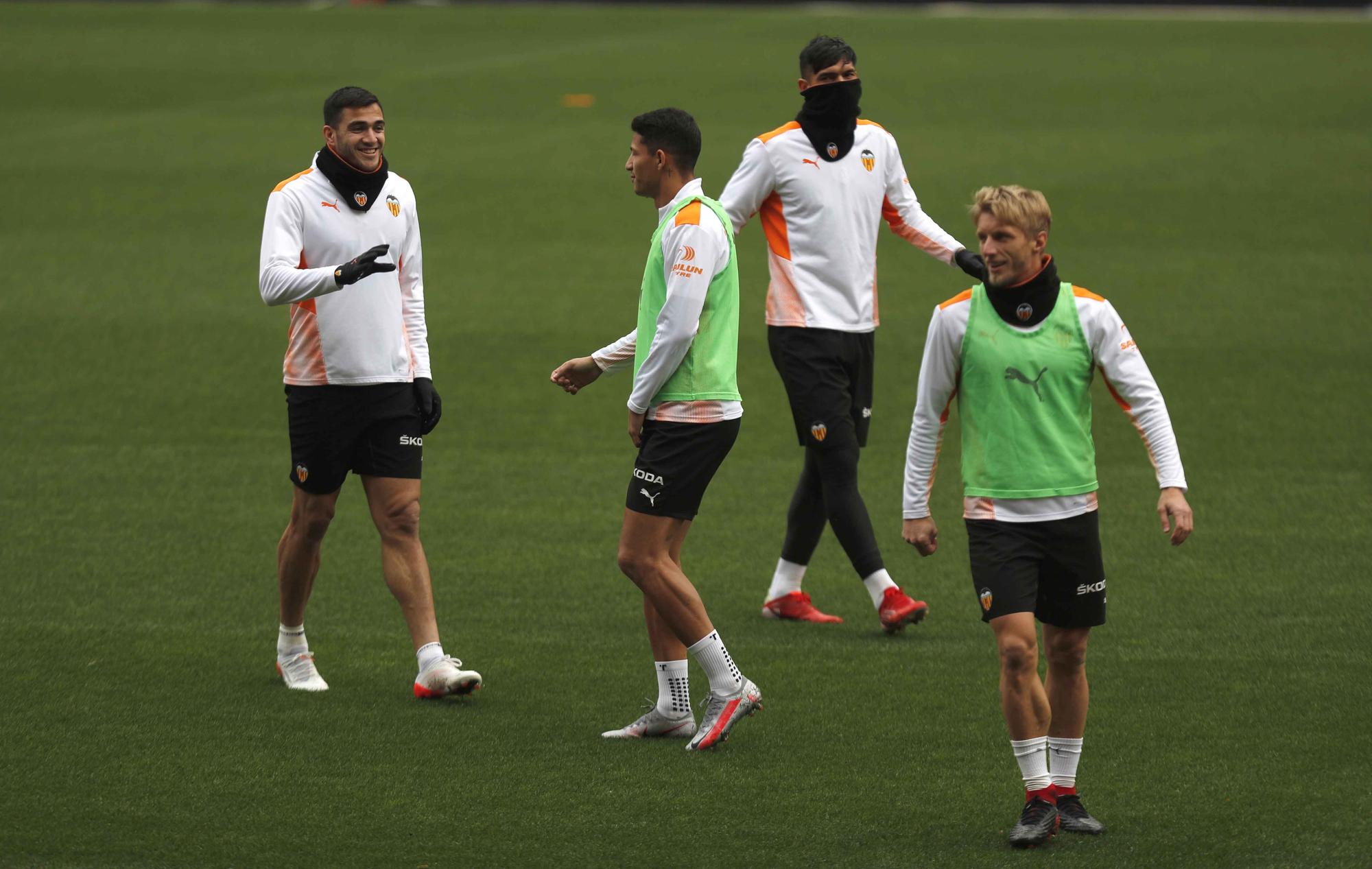 El Valencia se entrena por última vez antes del partido frente al Elche