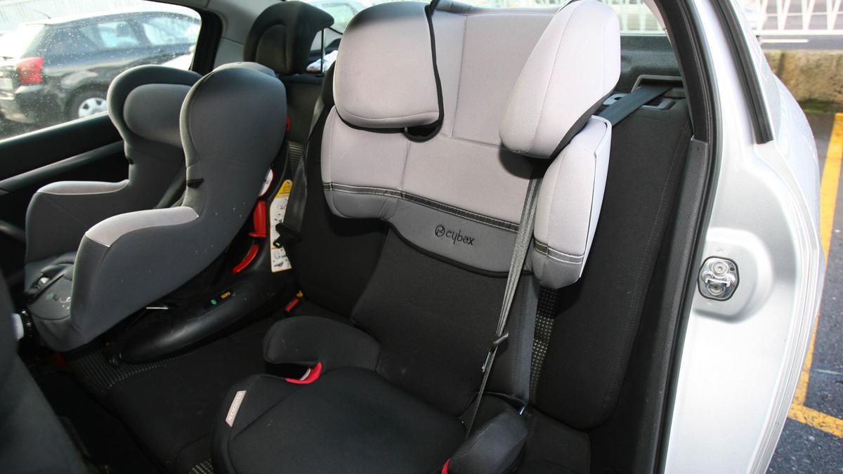 Sillas para niños en el interior de un coche.