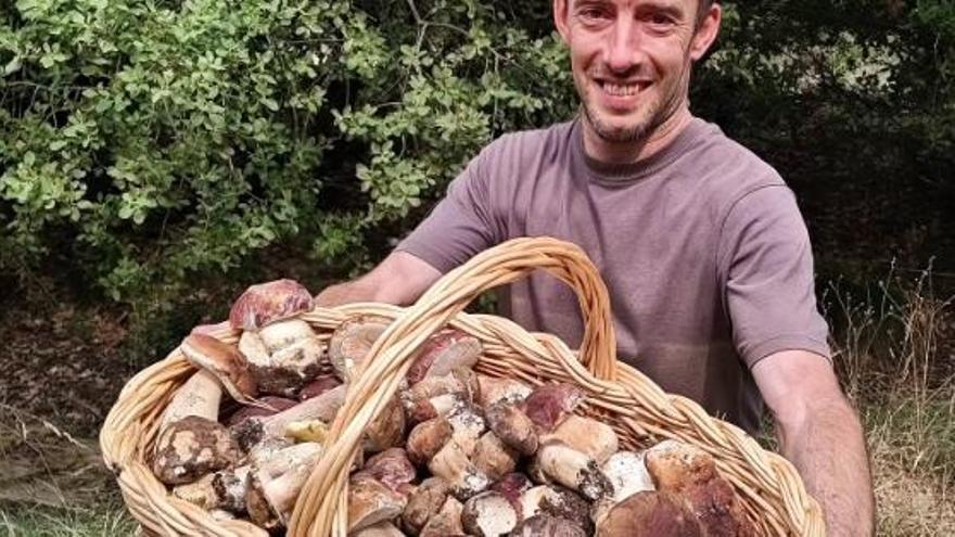 L'aficionat David Solé, conegut a les xarxes socials com a Davidslc per la seva expertesa trobant bolets amb un cistell de ceps d'aquesta setmana al Pirineu