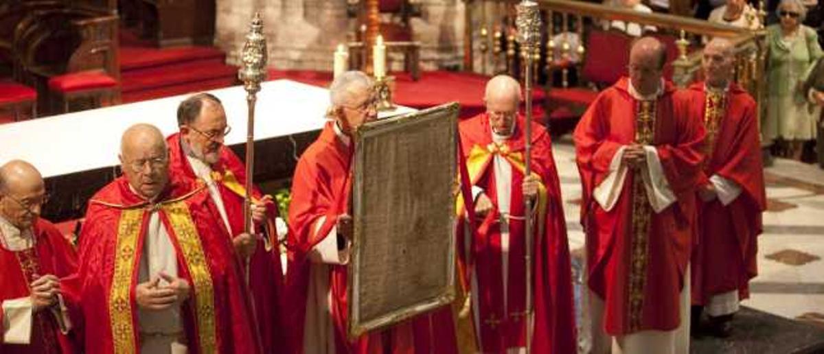 El deán bendice a los fieles con el Santo Sudario desde el altar mayor de la Catedral y rodeado de miembros del Cabildo.