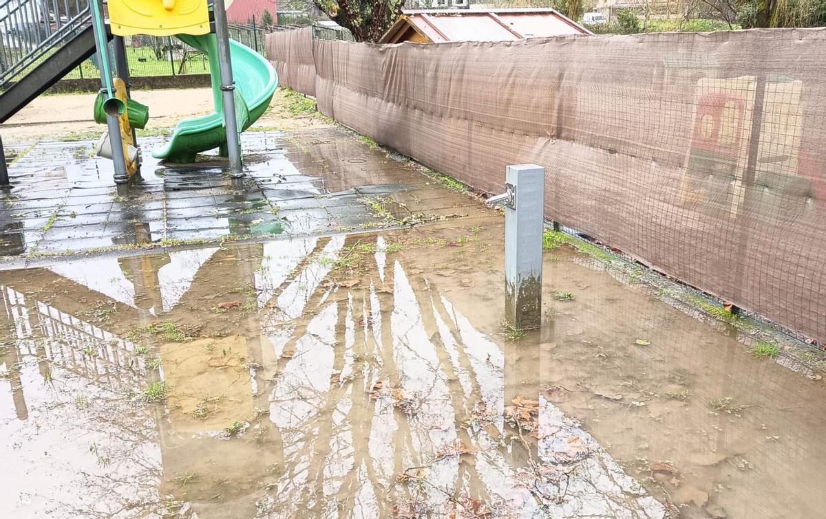 Imagen del parque infantil de Figueiroa, inundado.