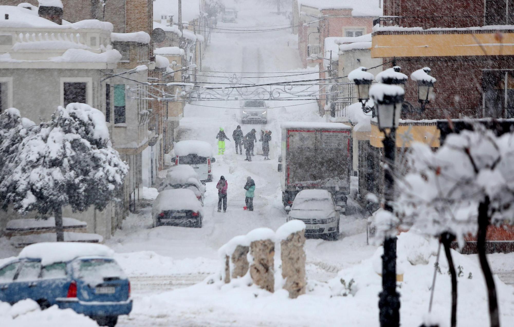 La nieve impide salir de casa en los pueblos del interior de la C. Valenciana