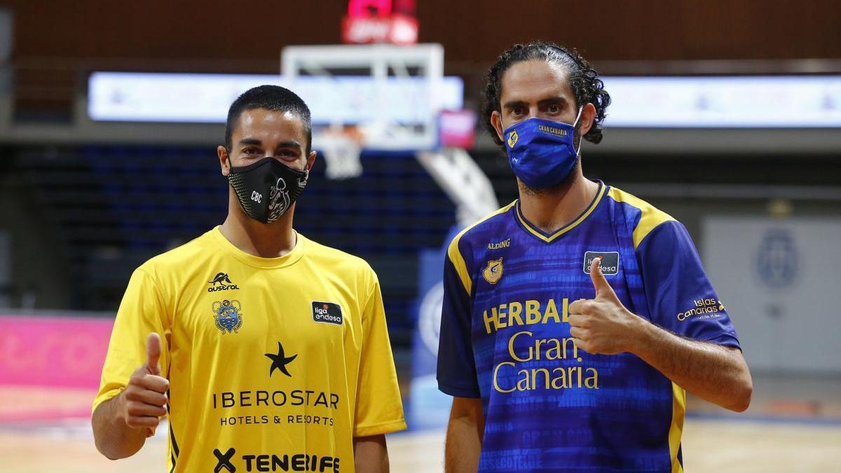 Álex López y Javi Beirán lucen la mascarilla de su equipo.