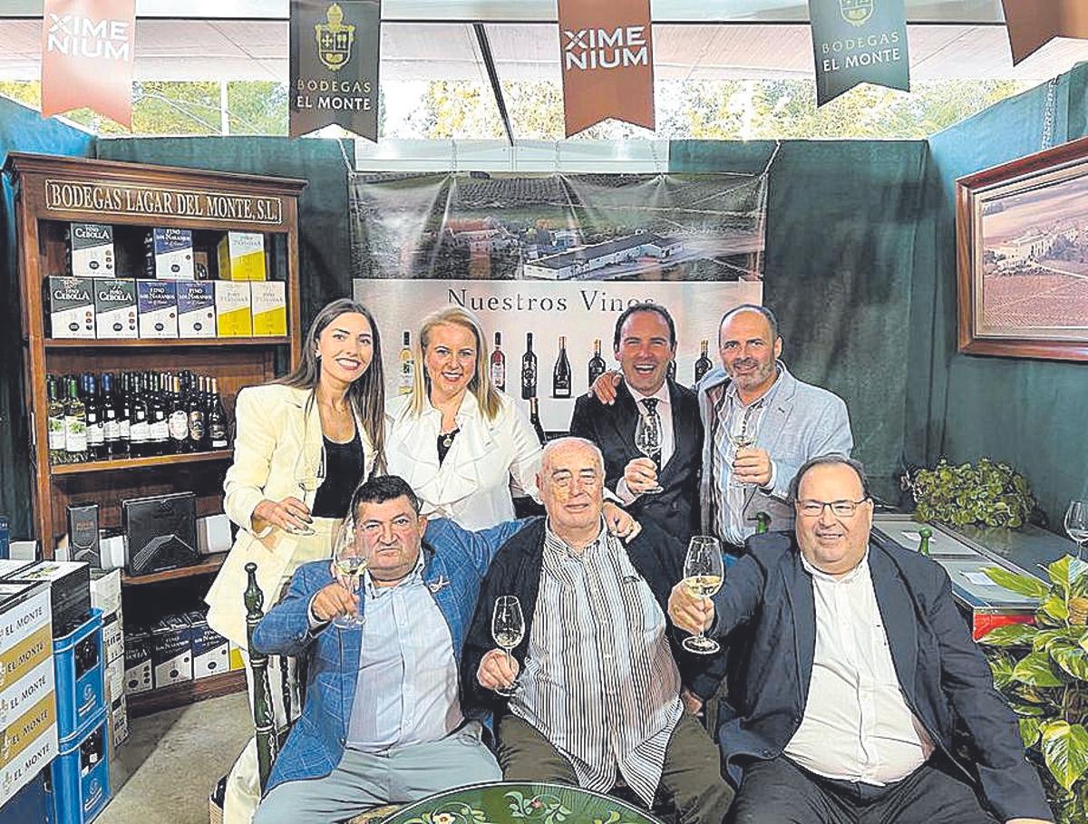 Invitados y representantes de una de las bodegas participantes.