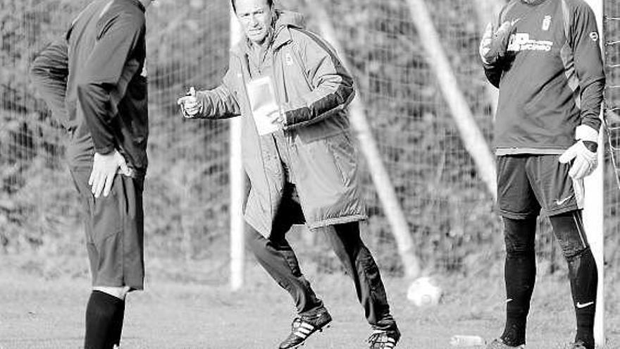 Pichi Lucas con Hedrera, a la izquierda, e Iván Serrano, a la derecha, durante un entrenamiento.