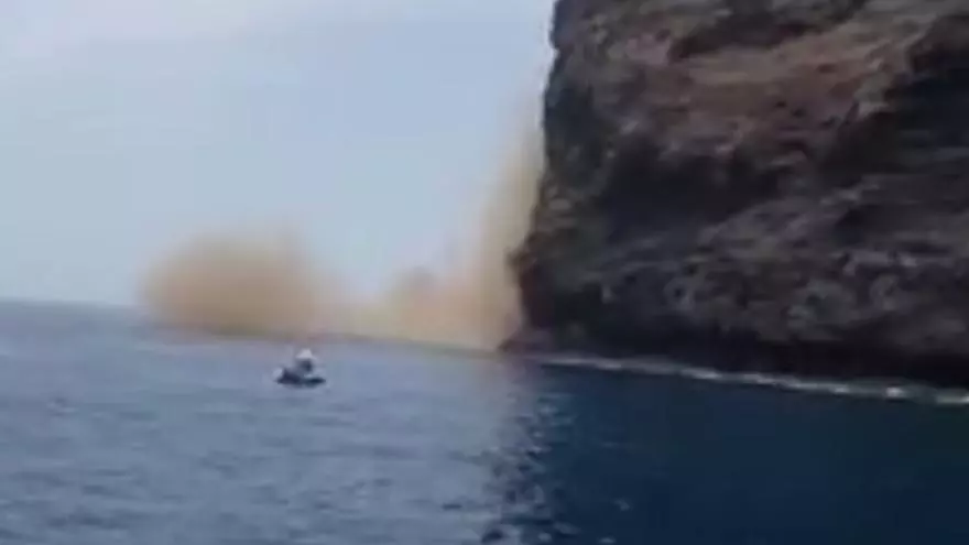 Así ha sido el espectacular desprendimiento en el acantilado de Los Gigantes