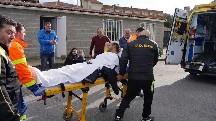 El traslado de un jugador lesionado en un partido. La ambulancia no pudo acceder al campo. // Muñiz