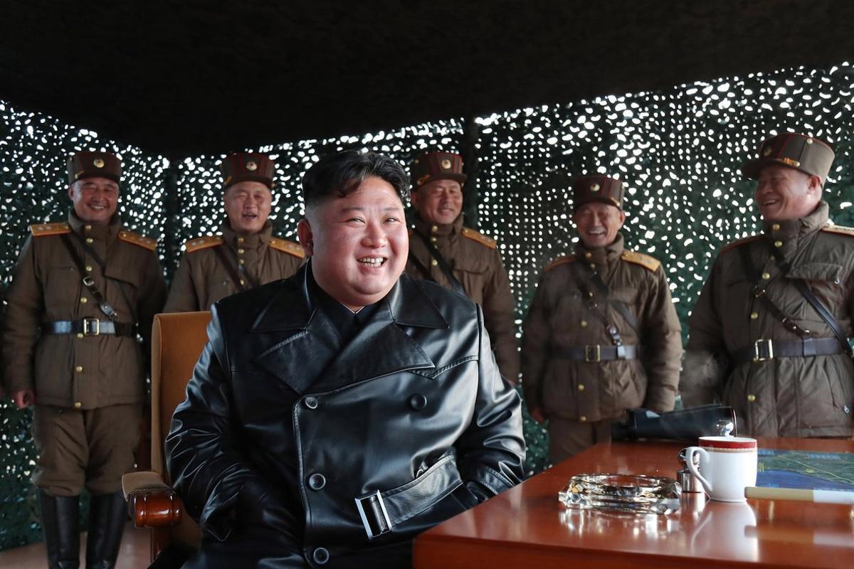22/03/2020 El lÃ­der de Corea del Norte, Kim Jong Un, supervisando unos ejercicios de artillerÃ­a de las Fuerzas Armadas norcoreanas