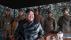 22/03/2020 El lÃ­der de Corea del Norte, Kim Jong Un, supervisando unos ejercicios de artillerÃ­a de las Fuerzas Armadas norcoreanas