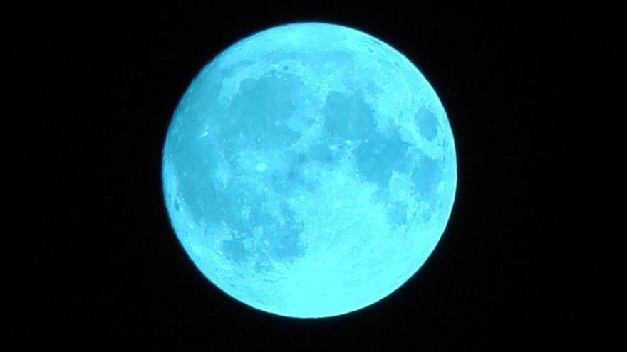 Prepárate para descubrir cómo cambia el paisaje de Cañamero bajo la llamada Luna Azul