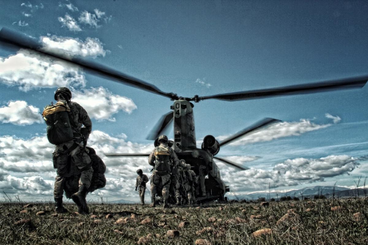 Paracaidistas españoles abordan un helicóptero Chinook para un ejercicio de lanzamiento a baja cota.