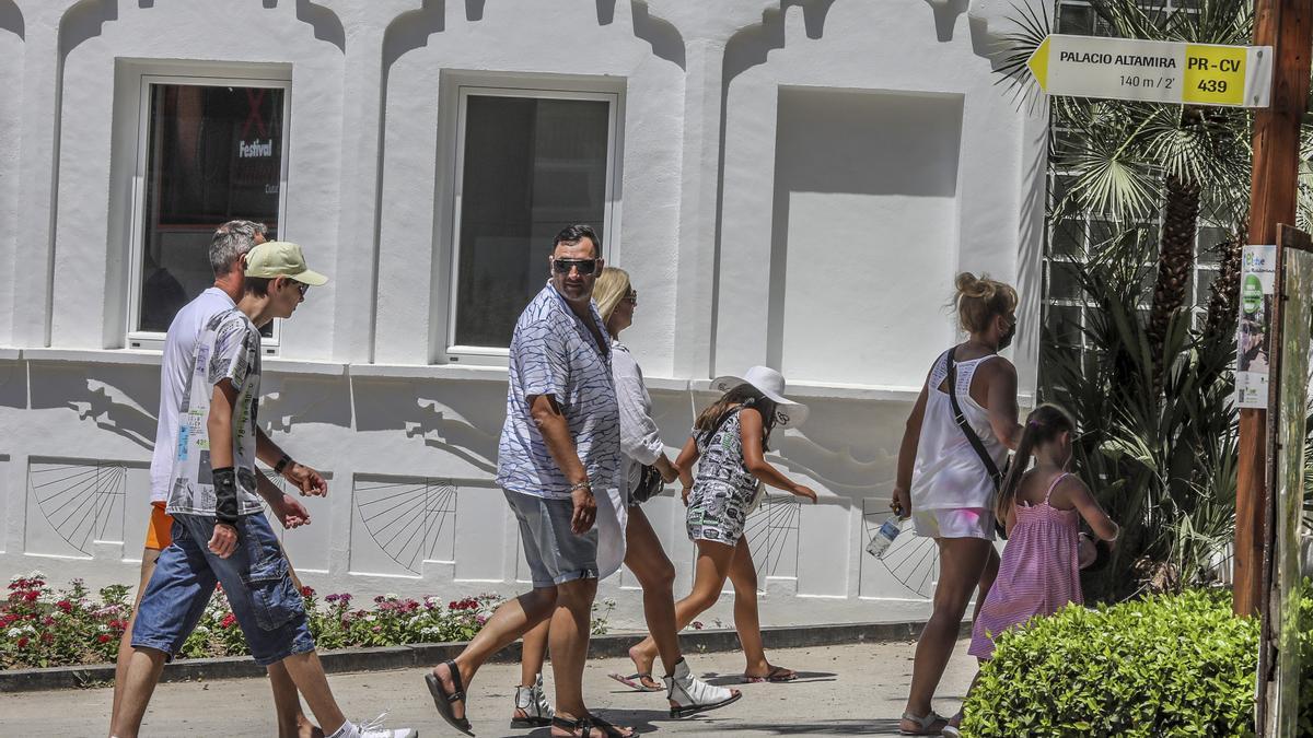 Turistas entran al Parque Municipal junto a la oficina de Turismo de Elche el pasado verano