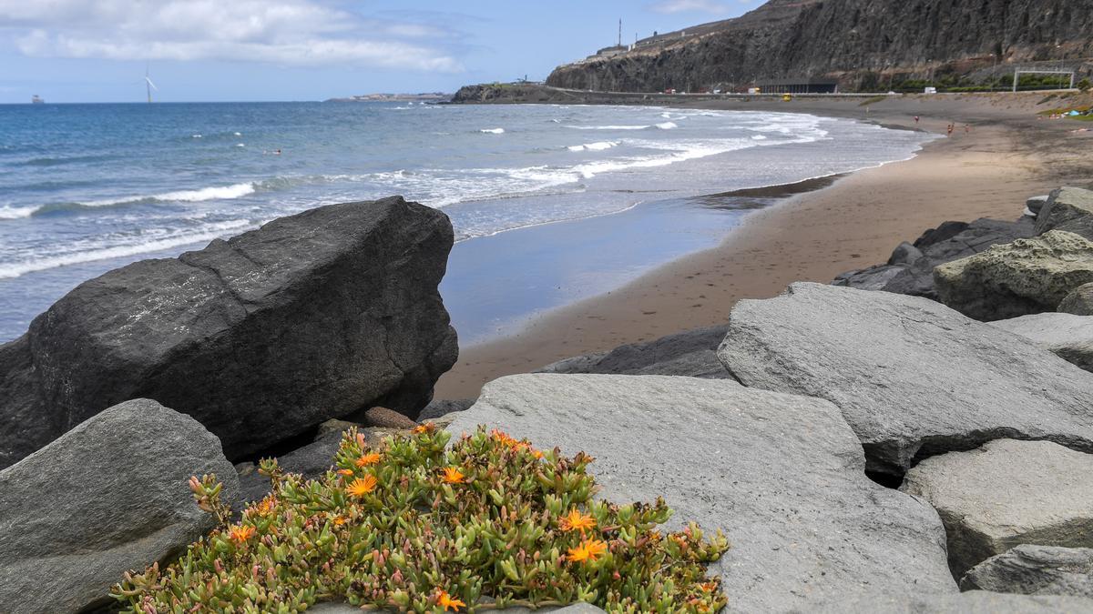 La playa de La Laja, esta tarde, poco después de la falsa alarma.