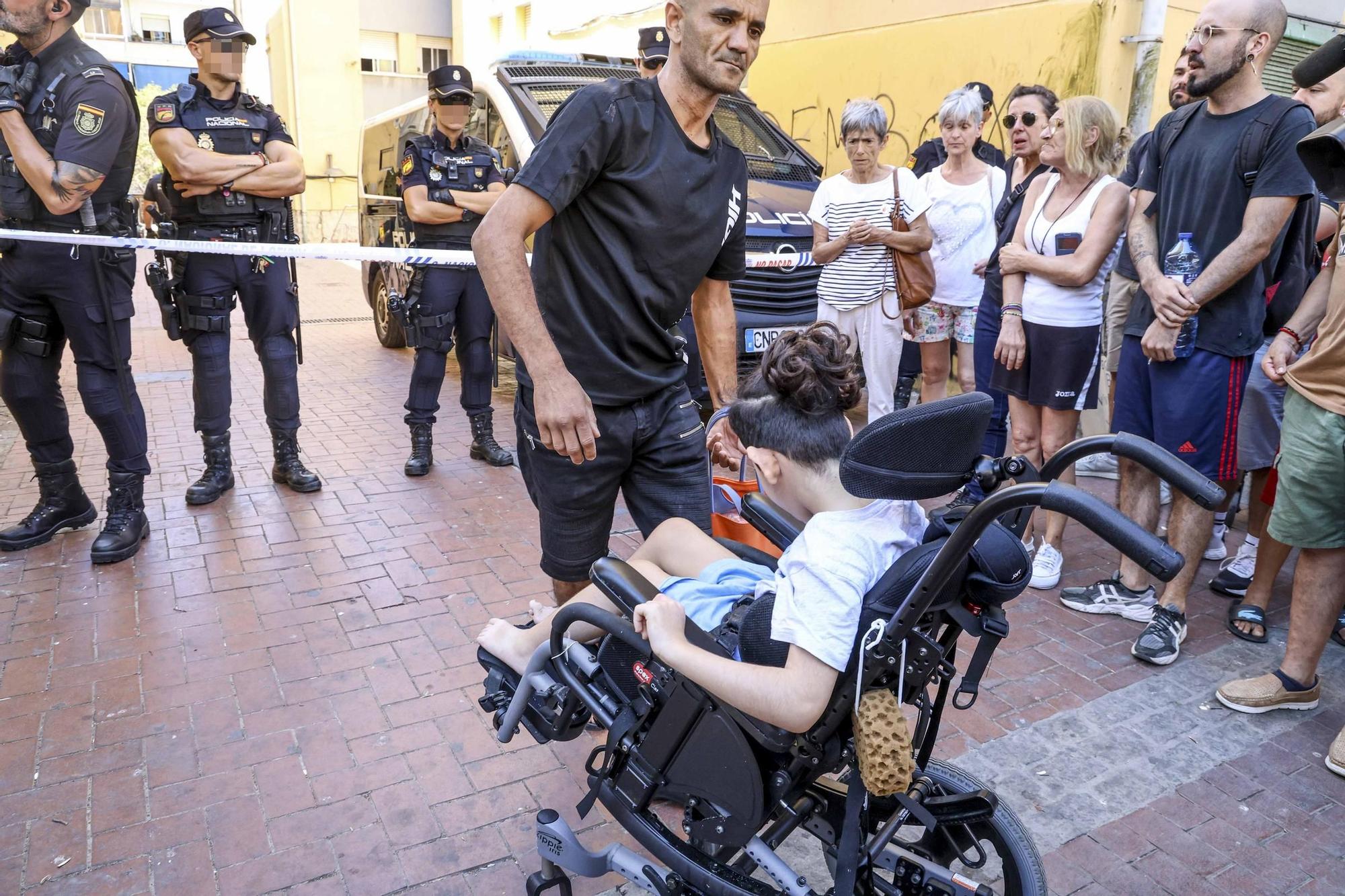 Desahucian en Alicante a una familia con un niño de 6 años que sufre parálisis cerebral