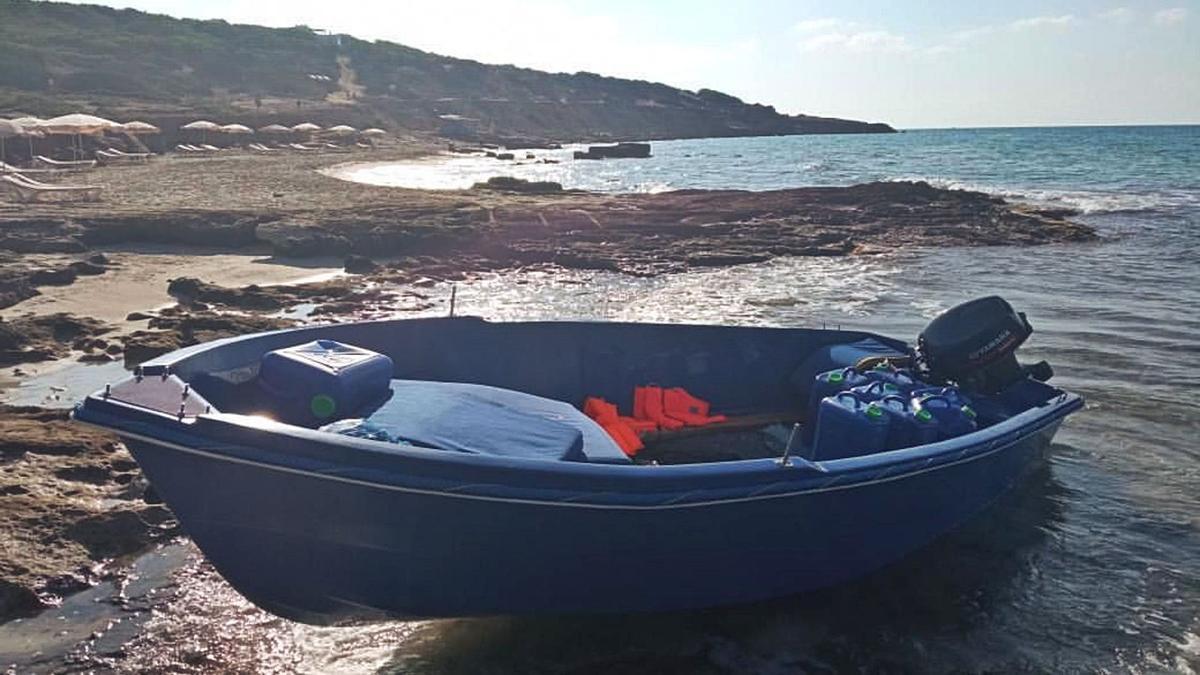 Imagen de archivo de una patera en Formentera.