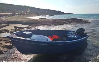 Dos madres y tres niños entre los 29 migrantes de Formentera