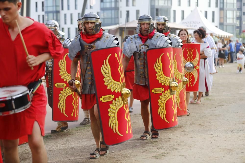 Centenares de familias acuden al Vicus Spacorum de Navia para disfrutar de talleres, atracciones y mercados basados en la época romana.