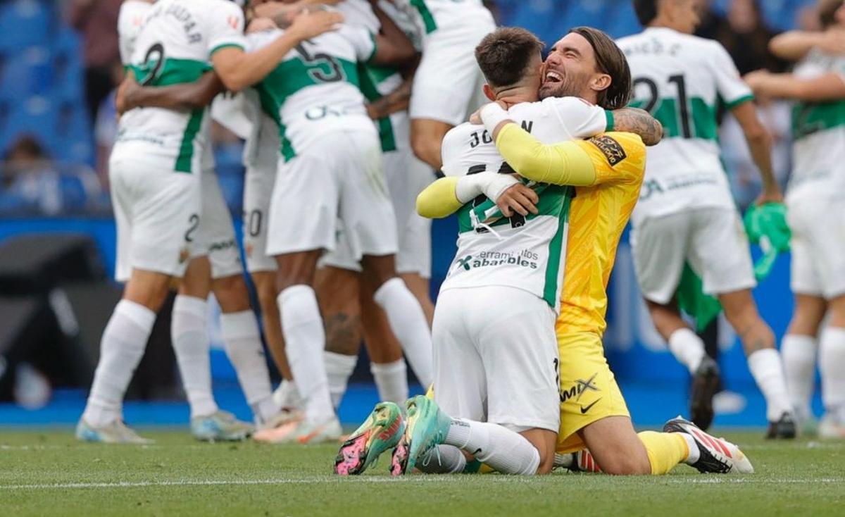San Román, que no sigue, se abraza con Josan, aún sin renovar, tras conseguir el ascenso en Riazor.