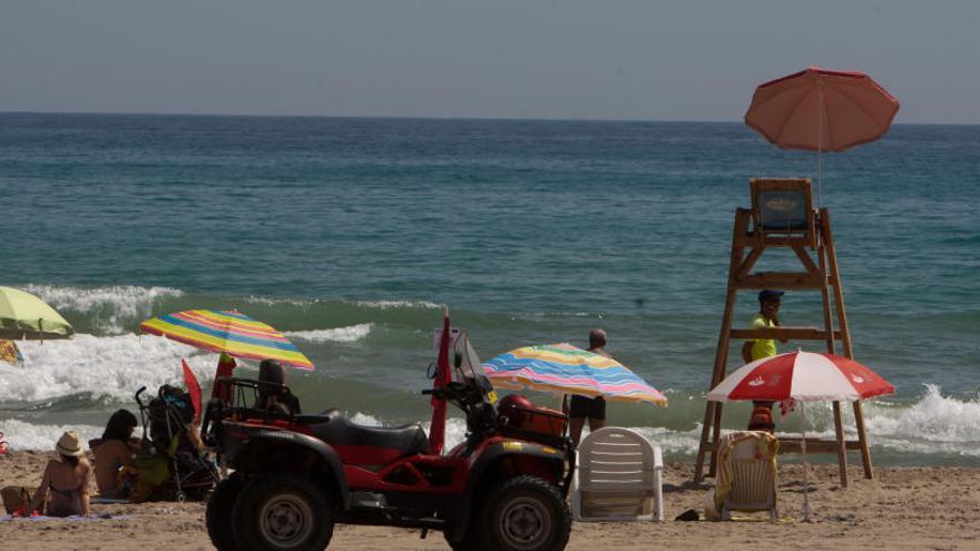 Fallece un bañista en la playa de Muchavista de El Campello