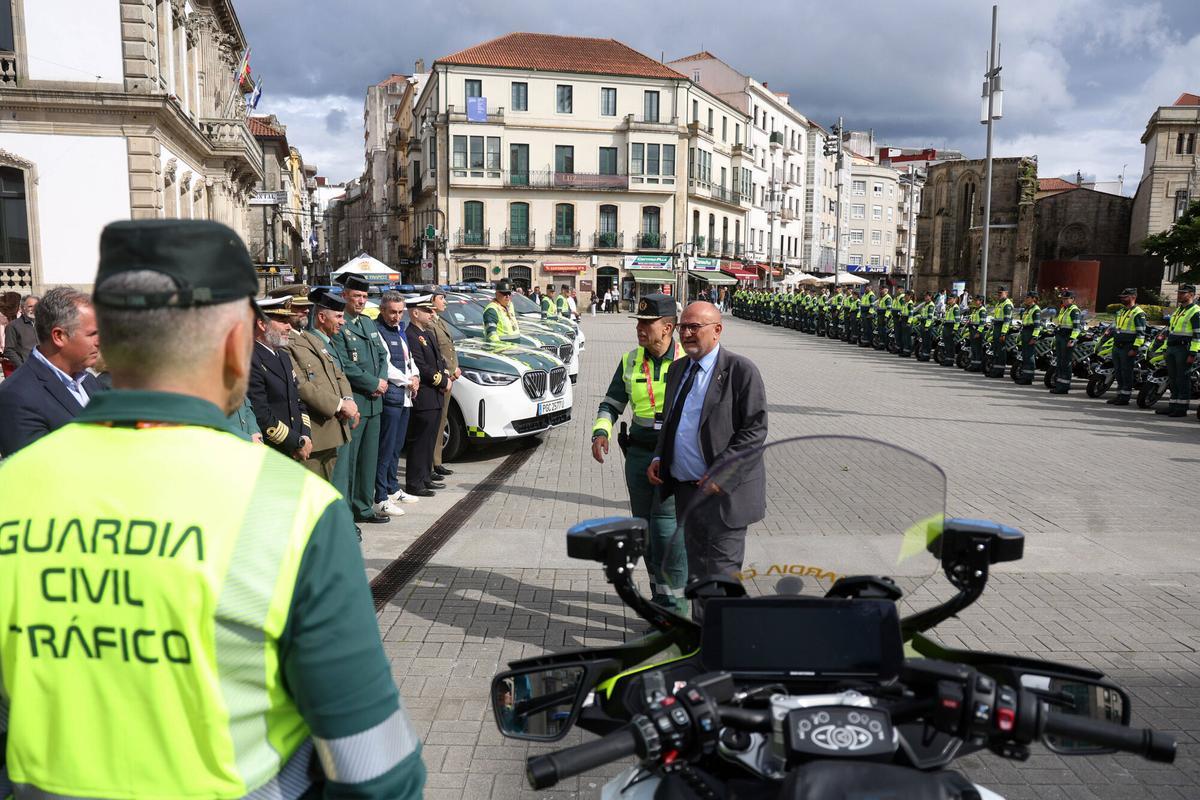 El subdelegado del Gobierno saludando a los agentes de la Guardia Civil.