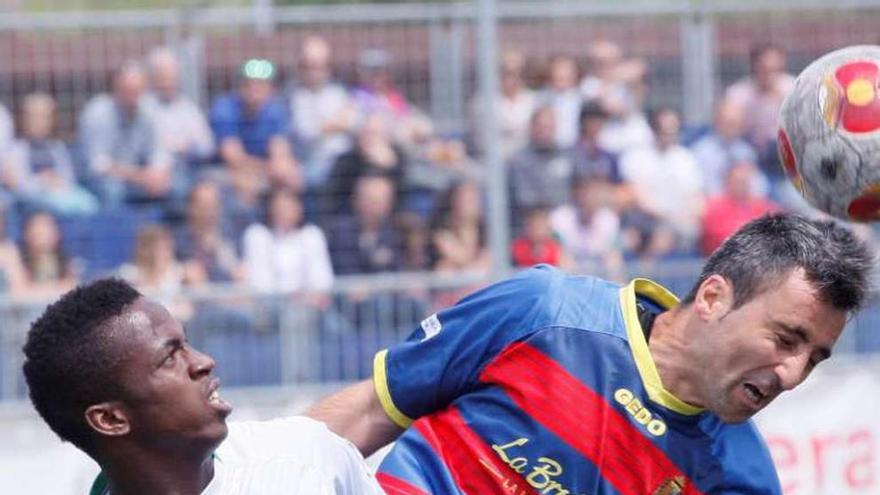 Koné, a la izquierda, en un partido del Racing con el Llagostera.