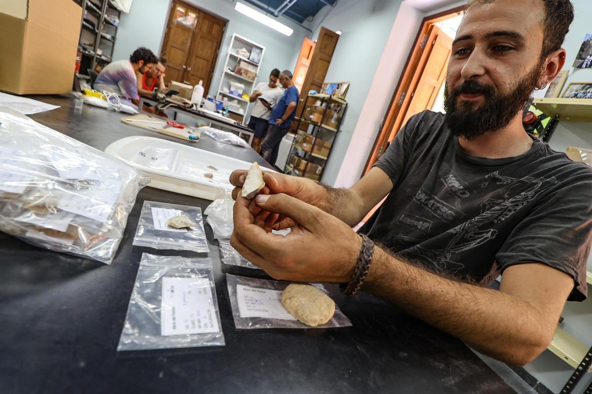 El investigador Alejandro Mayor mostrando piezas halladas durante la excavación.