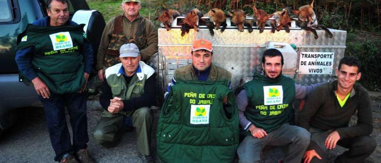 Los cazadores de Meaño, con Rafael Otero en el centro, durante la batida del lunes, en la que mataron siete zorros. // Iñaki Abella