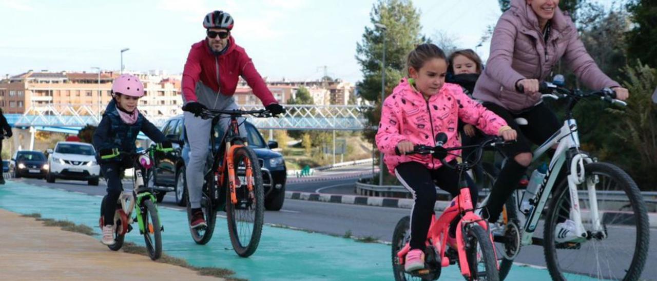 Una familia pasea en bicicleta por el anillo ciclopeatonal. | LEVANTE-EMV