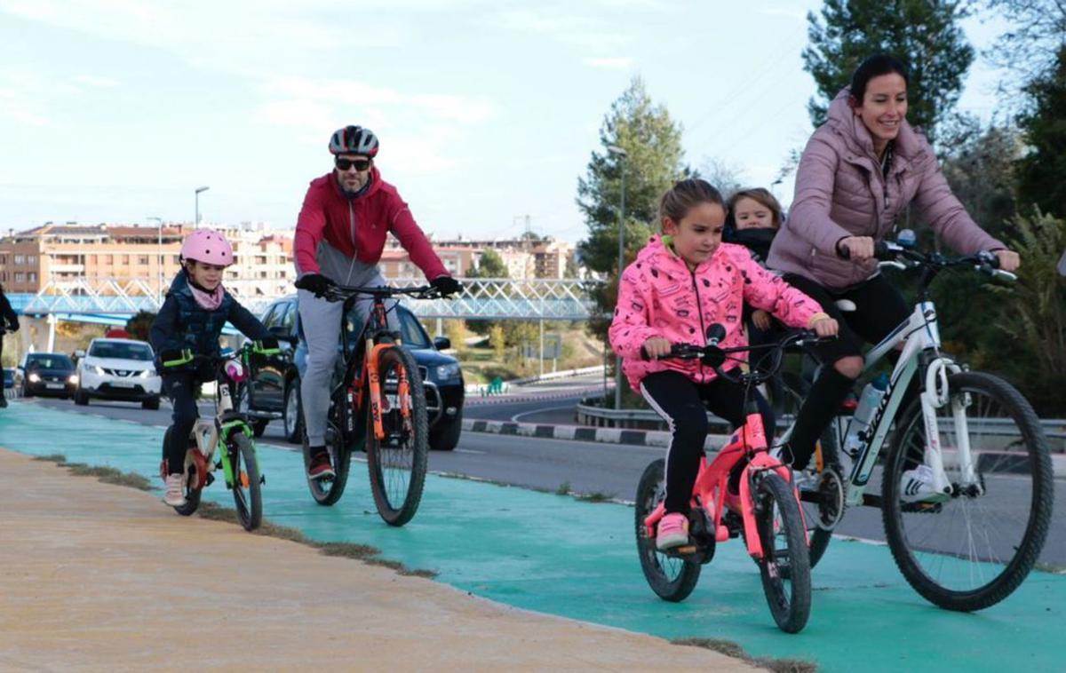 Una familia pasea en bicicleta por el anillo ciclopeatonal. | LEVANTE-EMV