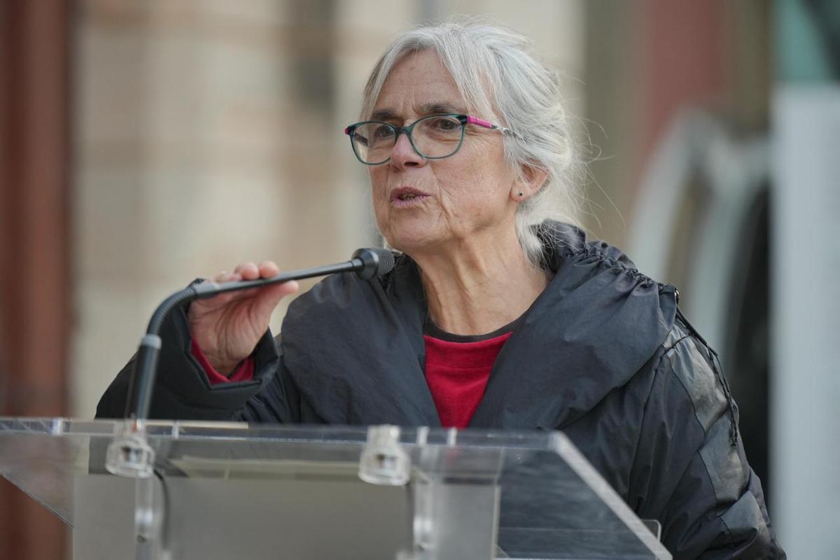 Margalida Rosselló, familiar del militar homenajeado, durante su intervención.