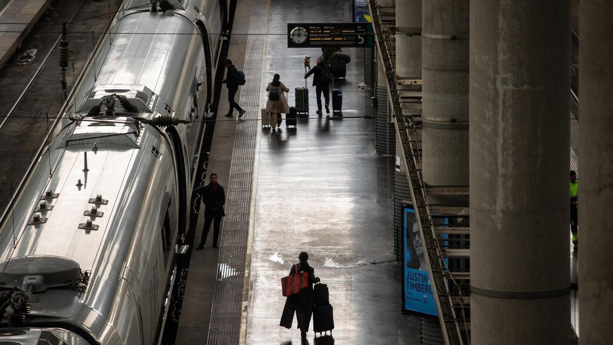 Varias personas con maletas en la estación