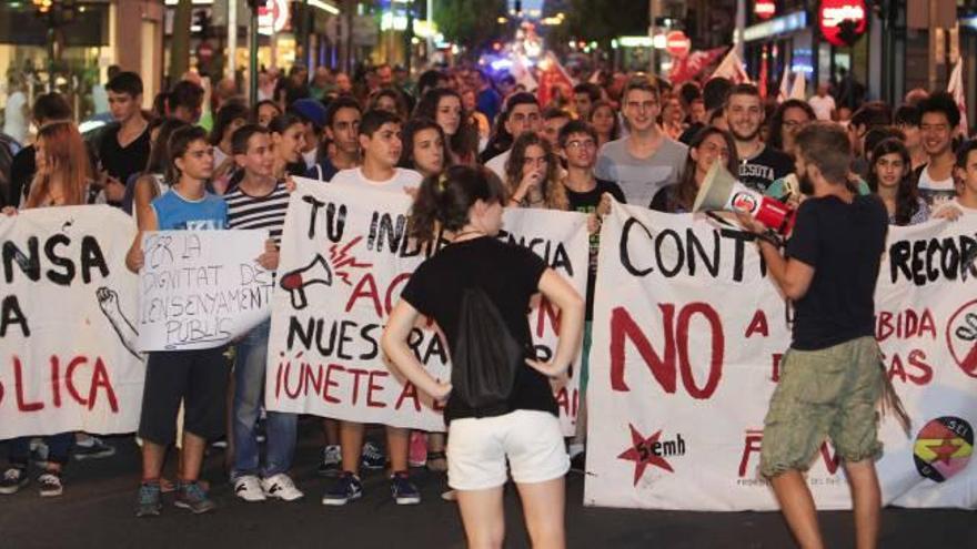 La manifestación partió de las Chimeneas y acabó en el Ayuntamiento, donde se leyó un manifiesto