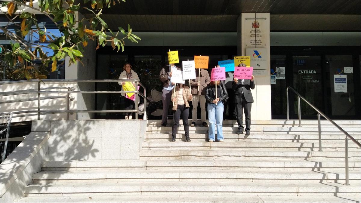 Protesta de técnicos de Hacienda a las puertas de la Delegación de la Agencia Tributaria de Zamora.