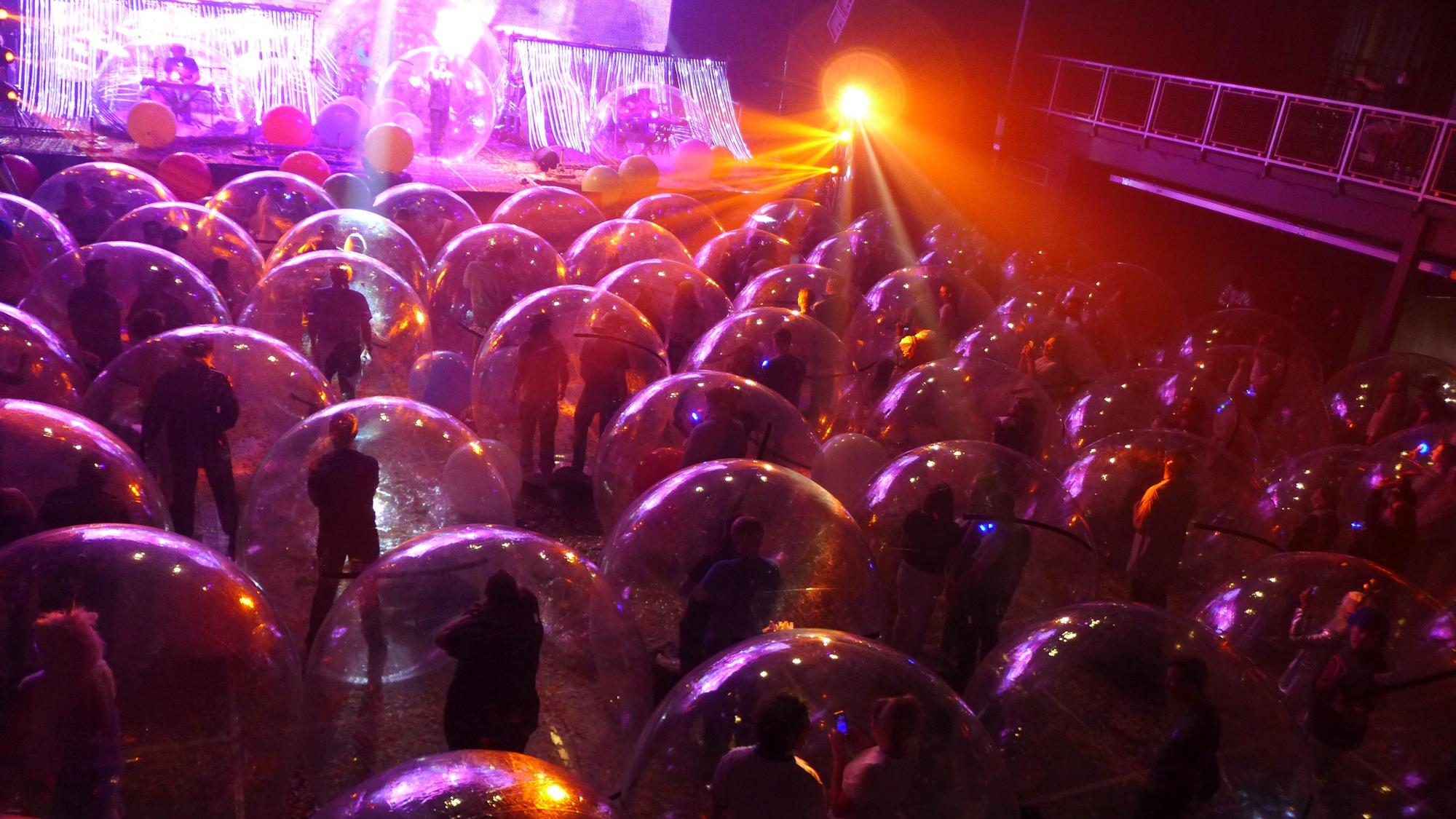 La banda estadounidense ha dado un concierto en Oklahoma utilizando burbujas para respetar la distancia social y evitar la propagación del virus