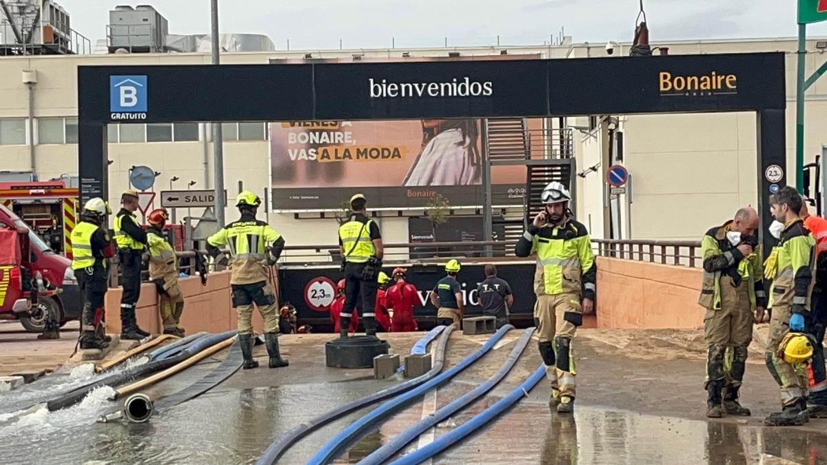 Labores de desagüe en el centro comercial de Bonaire.