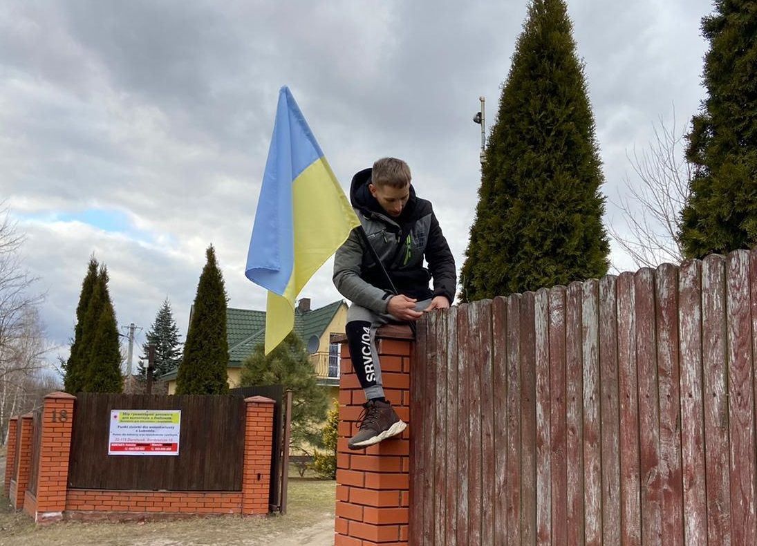 Un ciudadano de Ucrania porta la bandera de su país en el paso fronterizo de Dorohusk