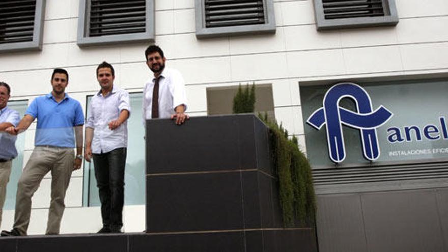 Juan Jesús Martín Ruano, a la derecha de la imagen, con su equipo de colaboradores delante del nuevo edificio.