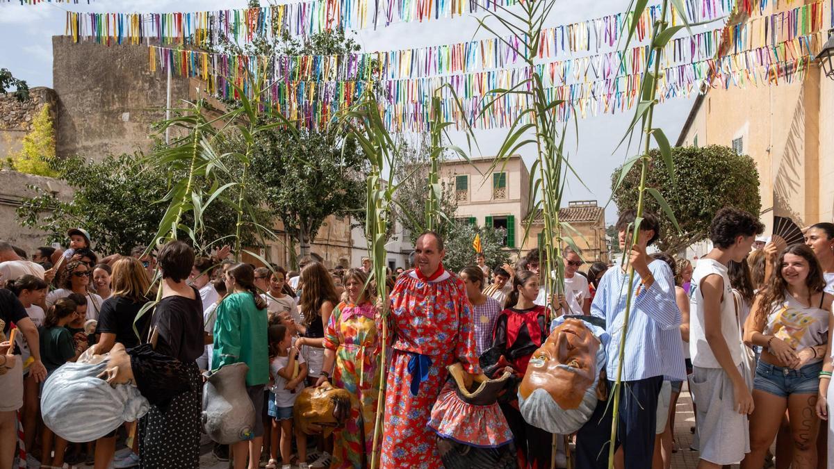 La alcaldesa de Felanitx, Catalina Soler, se niega a pasar bajo el palio de la peña del Cosso rompiendo la tradición
