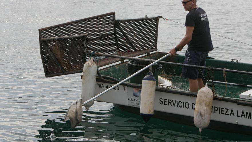 El 70% de la basura que cae a las aguas del Puerto de Alicante son envases de plástico