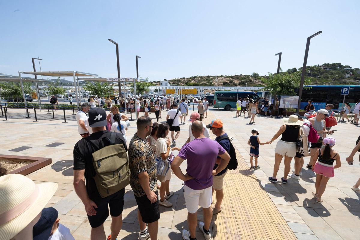 Los cruceristas arribados a Botafoch de Ibiza, en imágenes