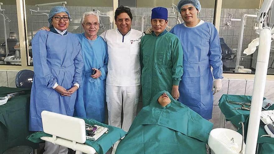 El doctor Andrés Antelo, el segundo por la izquierda, con algunos de los participantes en el curso. // FdV