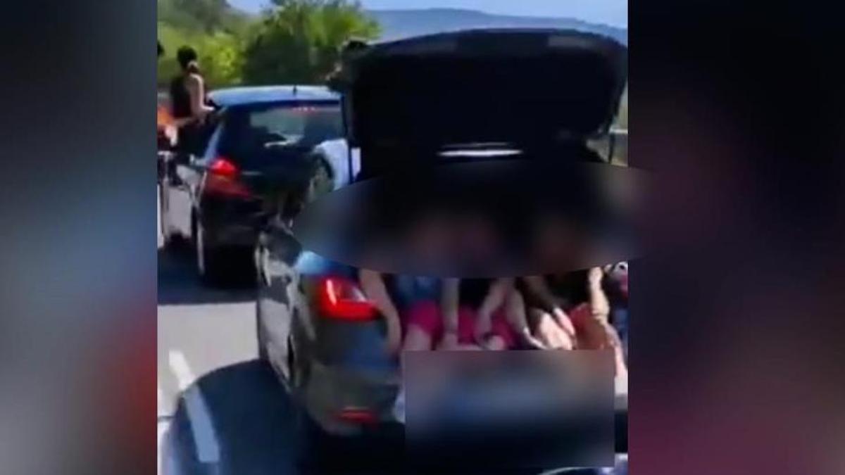 Imagen del vídeo subido a las redes sociales, con varias personas un maletero y otra asomando por la ventanilla de un vehículo.