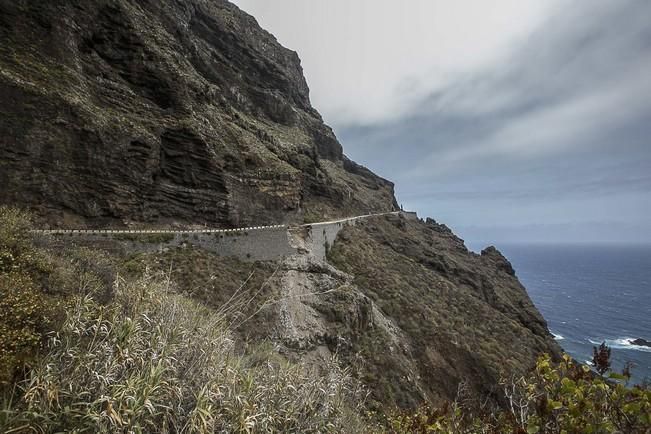 13/07/2016 Visita del presidente del Cabildo de Tenerife Carlos Alonso  junto a Técnicos para ver in situ el estado del derrumbe del talúd de la carretera que lleva a la Punta de Teno.José Luis González