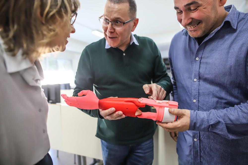 La prótesis de brazo en 3D que fabricaron dos profesores de Orihuela para una niña se mostrará en el museo WorldSkills de Shangái