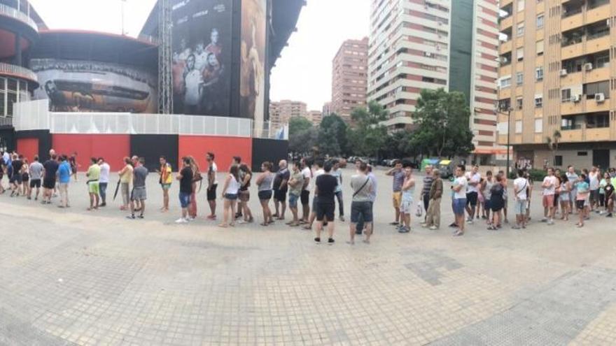 Largas colas esta mañana en Mestalla. Foto: Germán Caballero