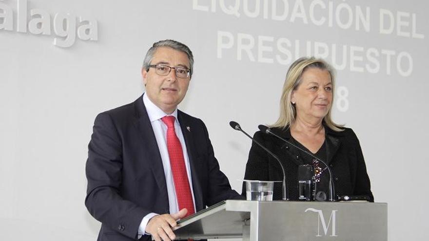 Francisco Salado junto a Francisca Caracuel durante la rueda de prensa de este miércoles.