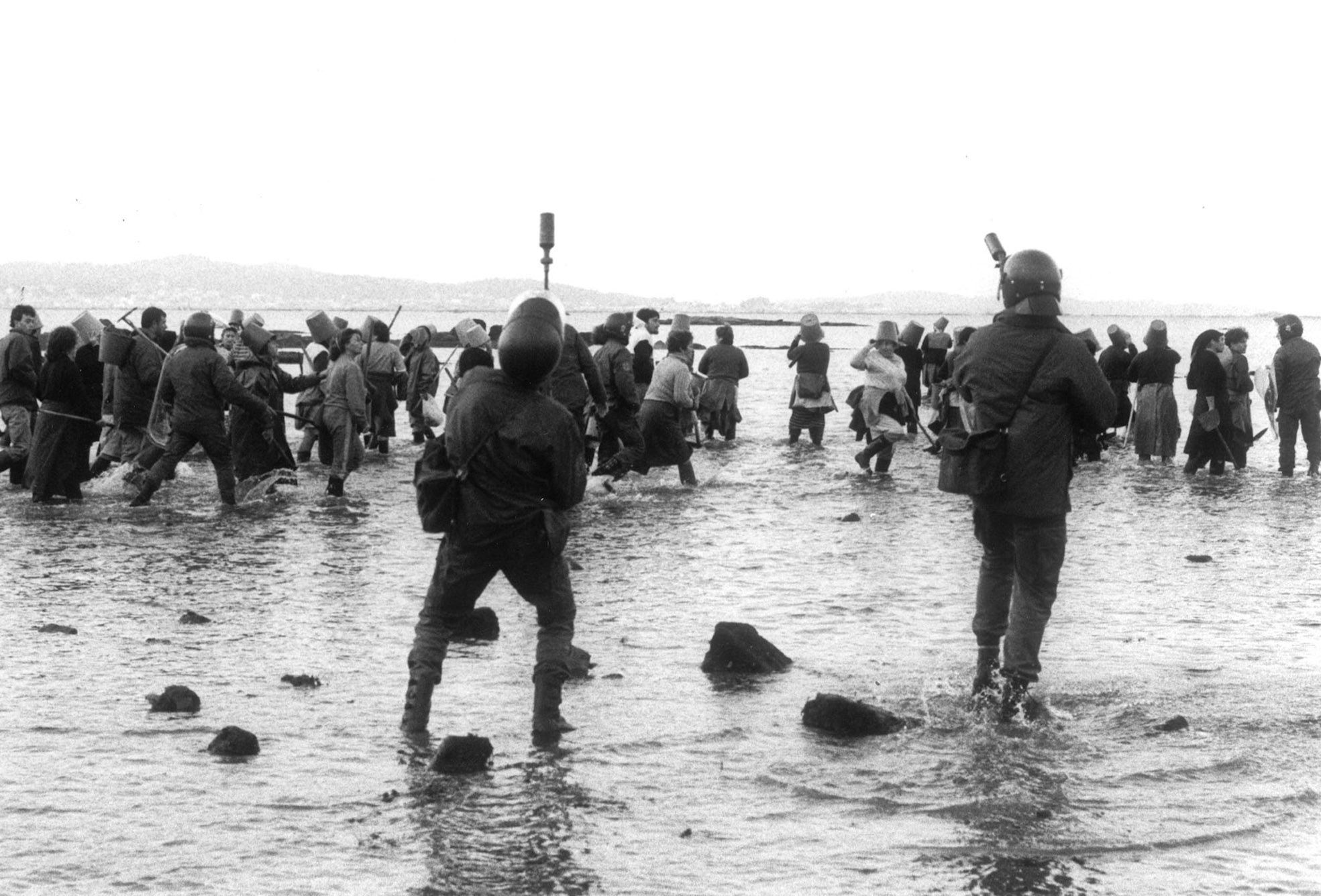 Enfrentamientos entre mariscadoras de Vilanova y Corbillón por un banco de marisco en 1989