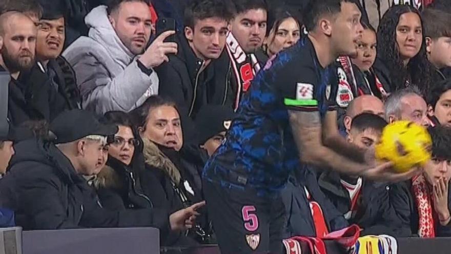 Vídeo escandalós: Un aficionat introdueix el dit a l'anus d'un jugador del Sevilla