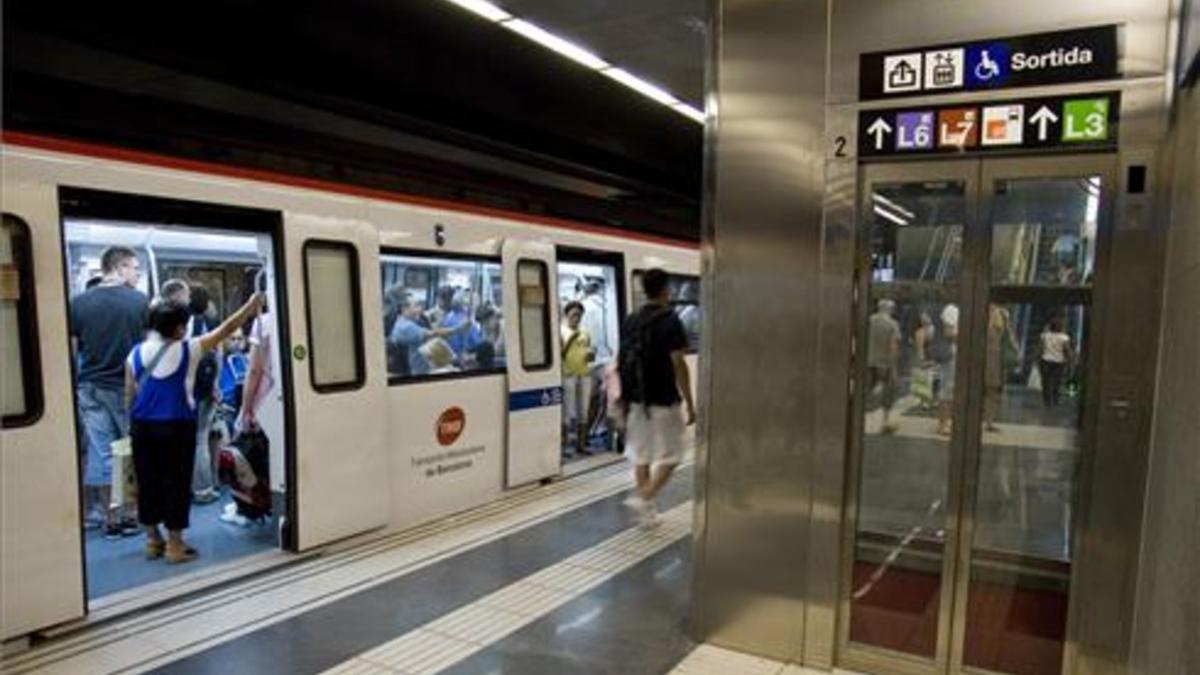 Ascensor en el andén de metro de Diagonal para acceder al vestíbulo de la línea 5.
