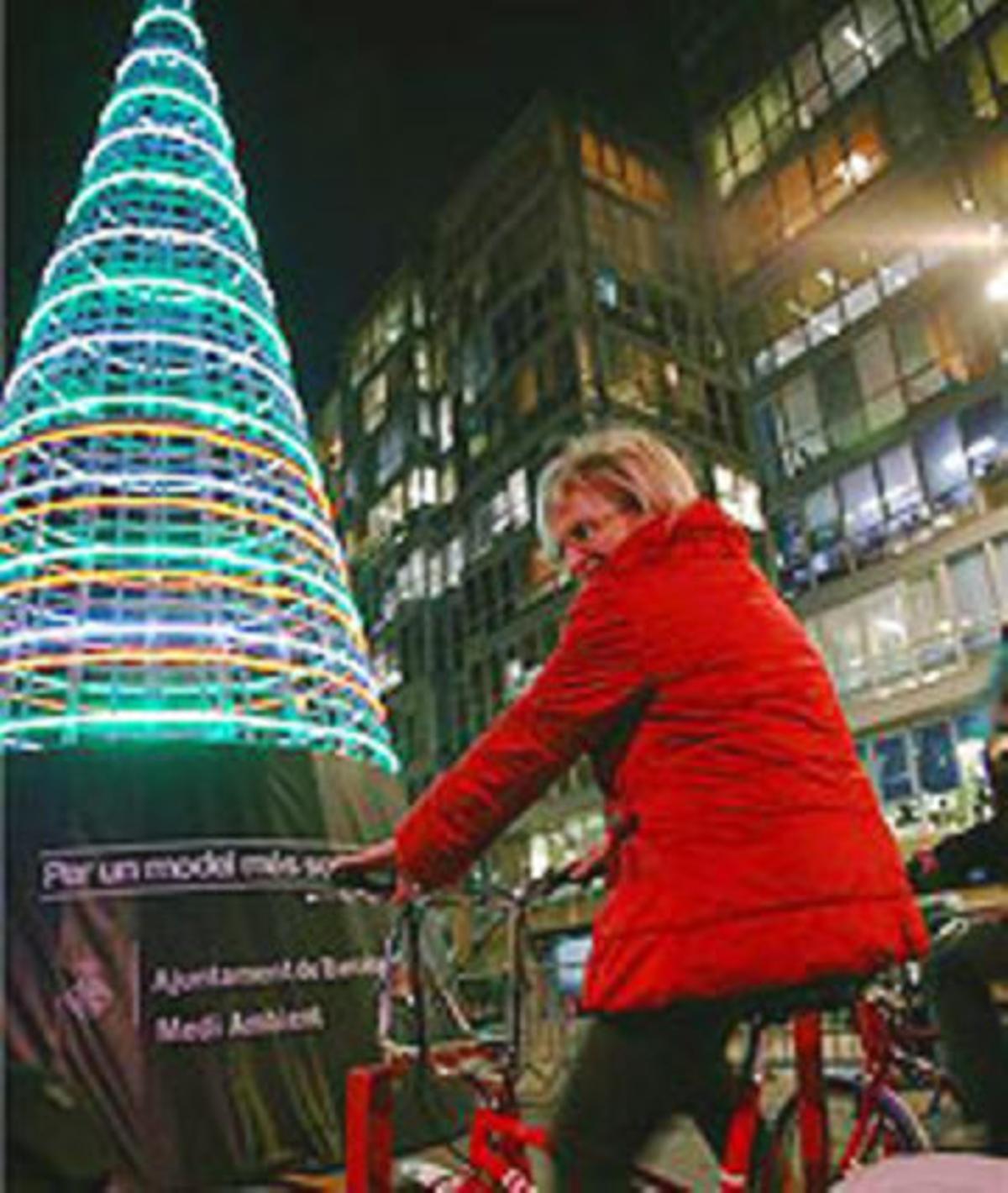La regidora Mayol pedaleja per generar energia per a l’arbre de Santa Caterina. La regidora Mayol pedaleja per generar energia per a l’arbre de Santa Caterina.